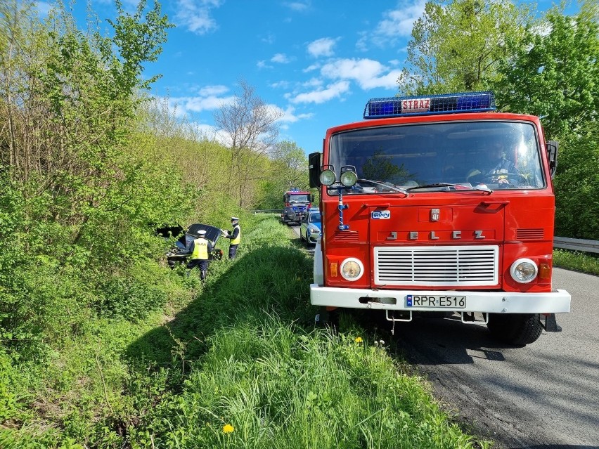 W Huwnikach peugeot zjechał z drogi i uderzył w drzewo. Dwie kobiety w szpitalu [ZDJĘCIA]