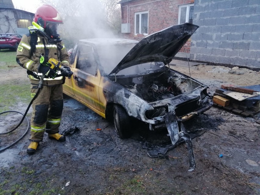 Pożar samochodu w Andrzejowie pod Zduńską Wolą ZDJĘCIA