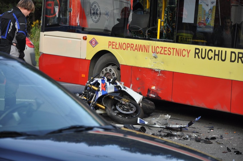 wypadek motocyklista wbił się w autobus