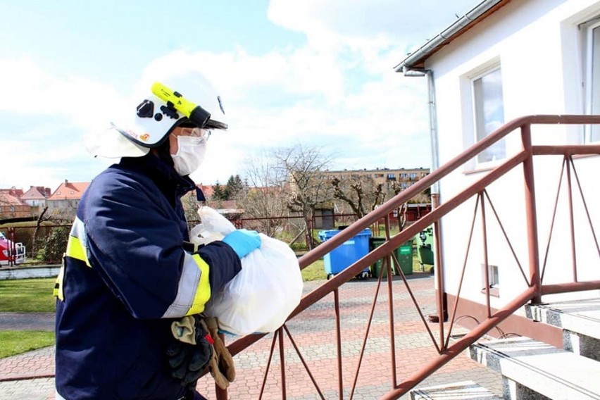  WSCHOWA. Raport epidemiologiczny 6.04.2020.  Strażacy z OSP Wschowa pomagają mieszkańcom hostelu przebywającym w kwarantannie  [ZDJĘCIA]