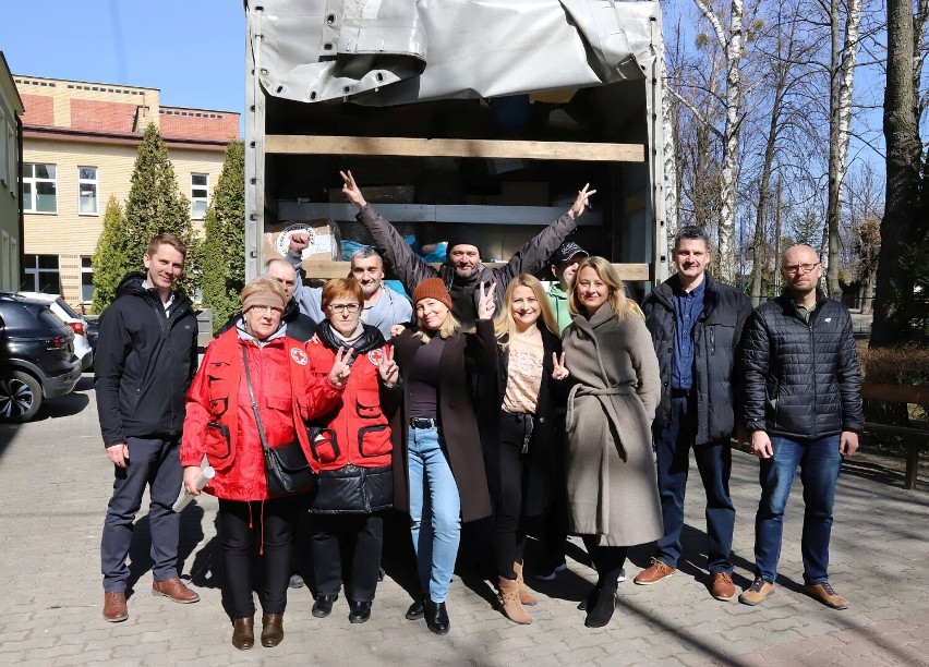 Sokółczanie odpowiedzieli na apel mera ukraińskiego miasta o pomoc. Samochód pełen darów odjechał spod szkoły 