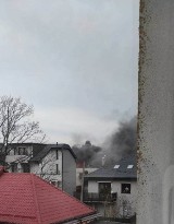 Spłonęło piętro domu jednorodzinnego w Wielkim Kacku. Mieszkaniec ewakuował się przed przyjazdem straży pożarnej | ZDJĘCIA