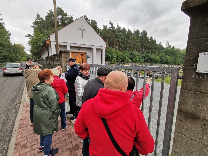 Gigantyczne zapadlisko na cmentarzu w Trzebini