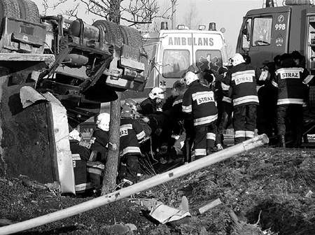 W Mikołowie strażacy musieli rozcinać blachę, aby wyciągnąć kierowcę i pasażera ciężarówki, która wpadła do rowu.  fot. adam nocoń
