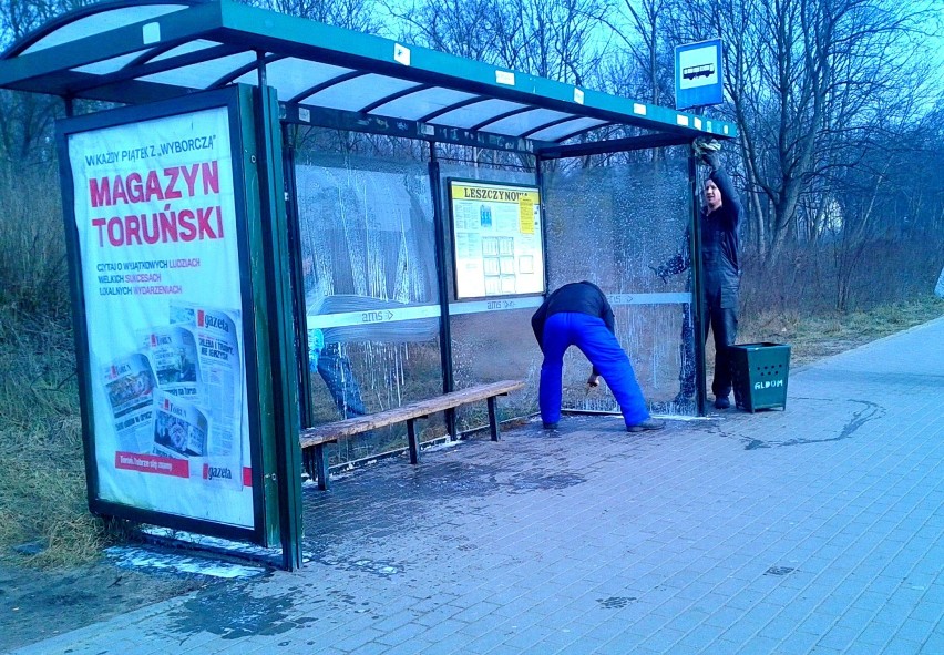 Wiosenne porządki na przystankach i wiatach w Toruniu