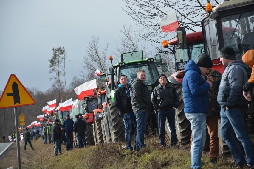 Kilkadziesiąt ciągników rolniczych prowadzonych przez...