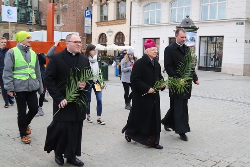 Na dziedzińcu przed Katedrą gromadzą się wierni i kapłani,...