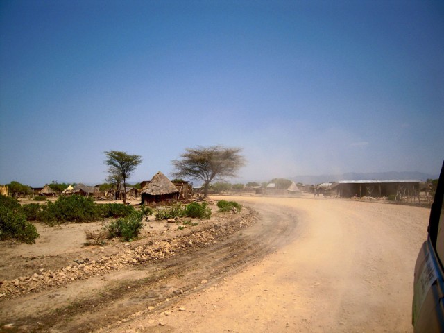 Droga do Key Afer leżącego w Dolinie Omo. Z Addis Abeby jest to ok 700 km, z czego po drogach asfaltowych jedzie się ok. 300 km. Fot. Teresa Stachowicz