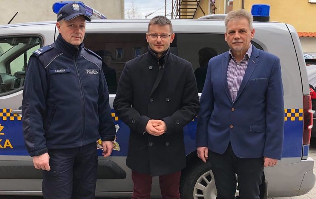 Na zdjęciu po prawej Arkadiusz Śniadek, nowy p.o. komendanta Policji w Wadowicach, a po lewej Bogusław Brańka, nowy - stary komendant Straży Miejskiej. W środku burmistrz Wadowic.