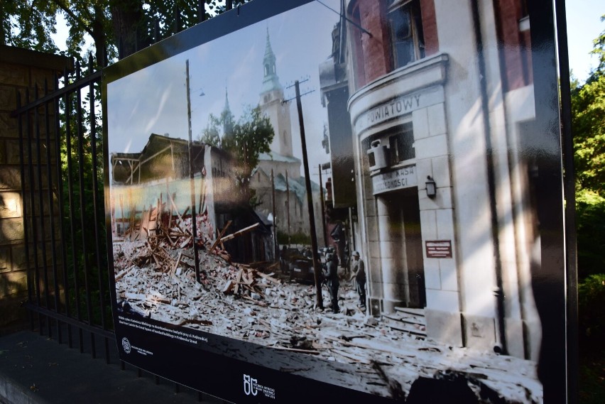 "Wieluń, przerwana historia". Zdjęcia zbombardowanego miasta na ogrodzeniu kolegiaty 