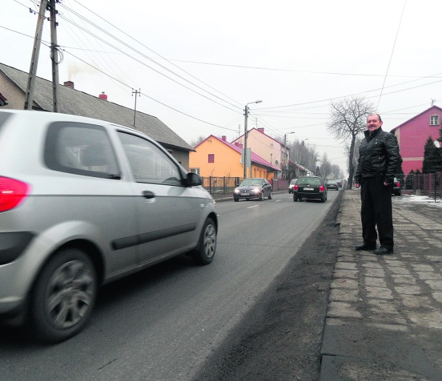 Henryk Gierek chce wraz mieszkańcami Niedzielisk doprowadzić w końcu do remontu ulicy Szczakowskiej