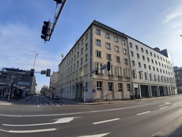 Hotel Vienna House R.evo w biurowcu Energożelbetu na rogu Sokolskiej i Skargi