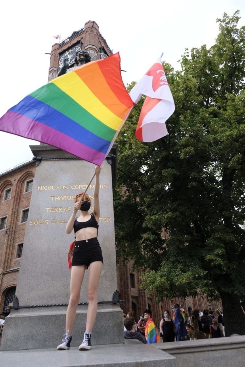 W Toruniu pod pomnikiem Mikołaja Kopernika odbył się protest...