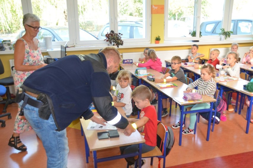 Policjanci z Komendy Powiatowej Policji w Kościerzynie spotkali się z dziećmi z SP nr 3 w Kościerzynie i Wielkim Podlesiu [ZDJĘCIA]
