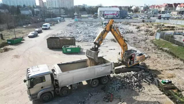 Trwa porządkowanie tereniu po wyburzeniu salonu samochodowego Rita Motors przy skrzyżowania alei Solidarności i Tysiąclecia Państwa Polskiego w Kielcach. W tym miejscu powstanie kaskadowy apartamentowiec.

Zobacz zdjęcia i wizualizacje