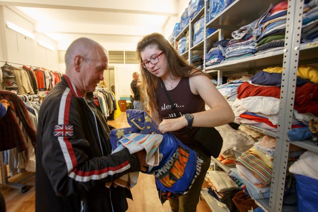 Szafa Przyjaciół. Bezpłatne ubrania dla ubogich. Ty też możesz pomóc! 

Zobaczcie też: Manufaktura Rowerów. Tworzą nowe i przywracają życie starym jednośladom