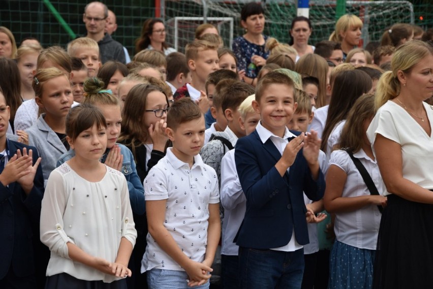 Nowy Tomyśl: Ponad 700 uczniów SP 2 rozpoczęło rok szkolny