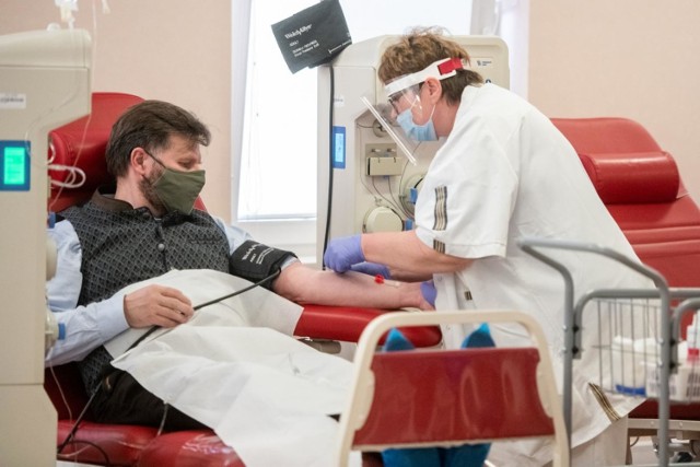 Regionalne Centrum Krwiodawstwa i Krwiolecznictwa apeluje o oddawanie krwi i osocza - szczególnie to ostatnie, pochodzące od ozdrowieńców jest dziś bardzo potrzebne!