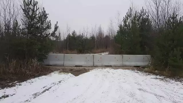 Betonowe zapory o łącznej długości 80 metrów pojawiły się przy dojazdach nad Pogorię IV od strony Wojkowic Kościelnych Zobacz kolejne zdjęcia/plansze. Przesuwaj zdjęcia w prawo - naciśnij strzałkę lub przycisk NASTĘPNE