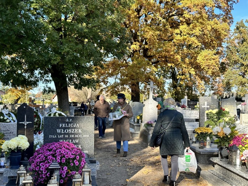 1 listopada 2023 na cmentarzu parafialnym w Aleksandrowie...