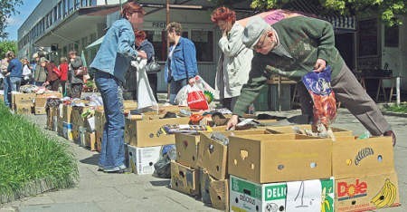 Sprzedaż tanich towarów z kartonowych pudeł wprost z chodników jest plagą Łodzi