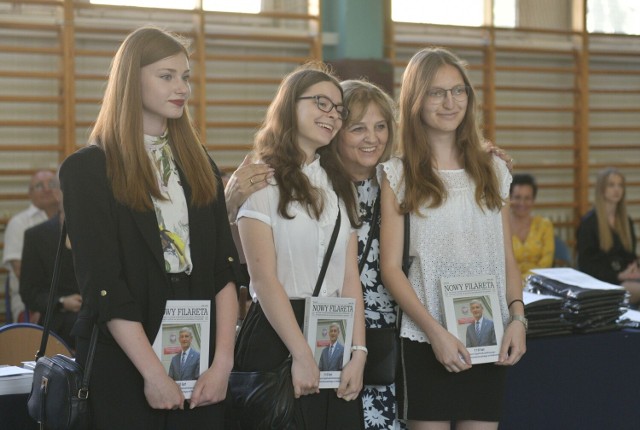 W VI Liceum Ogólnokształcącym zakończenie roku szkolnego odbyło się tradycyjnie w sali gimnastycznej. Zobaczcie zdjęcia na kolejnych slajdach.