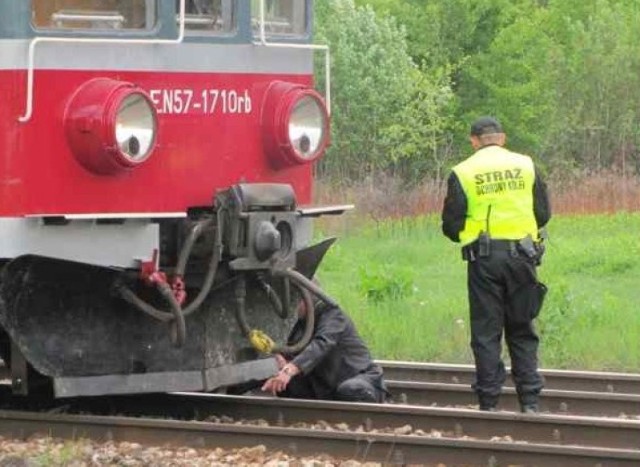 Wypadek na torach. Pociąg potrącił motorowerzystę