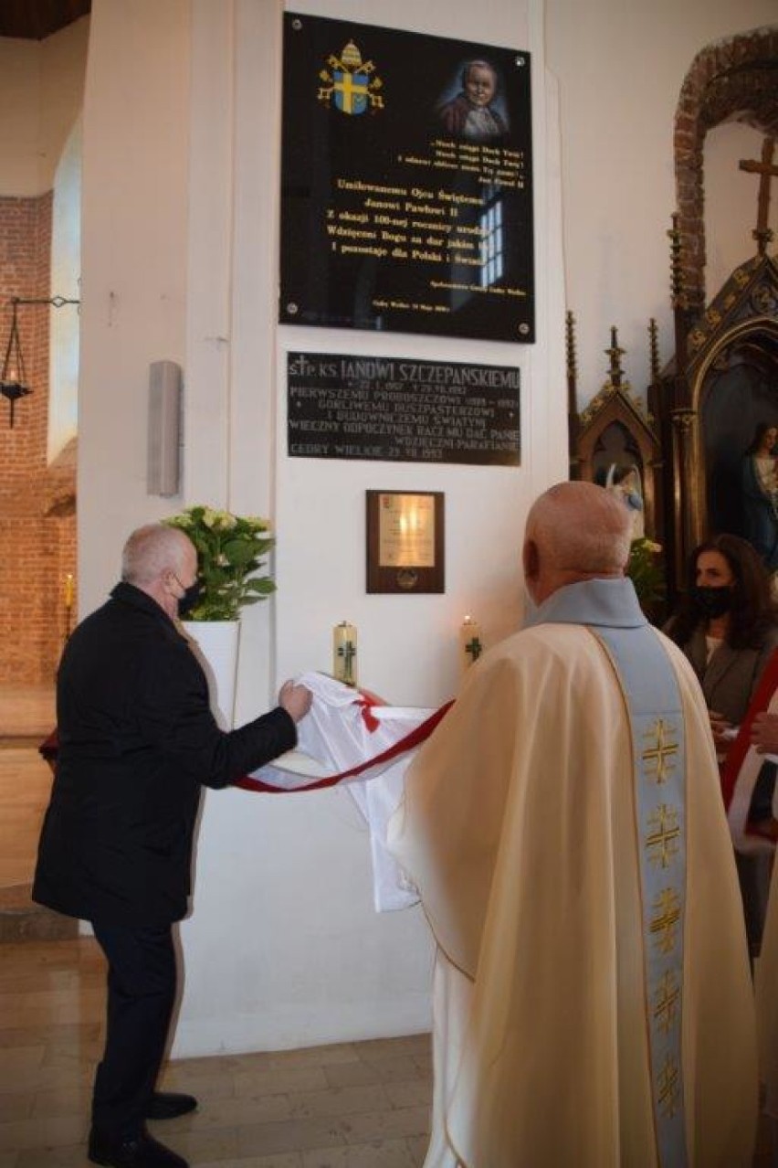 W Cedrach Wielkich odsłonięto tablicę upamiętniającą 100. urodziny Jana Pawła II