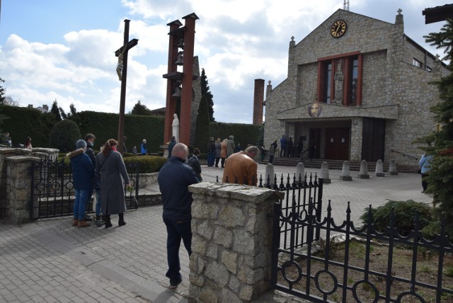 Niedziela Palmowa 2021 w Wieluniu. W kościele św. Stanisława wierni licznie wzięli udział w mszy. Co z obostrzeniami?