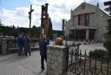Niedziela Palmowa 2021 w Wieluniu. W kościele św. Stanisława wierni licznie wzięli udział w mszy. Co z obostrzeniami? ZDJĘCIA