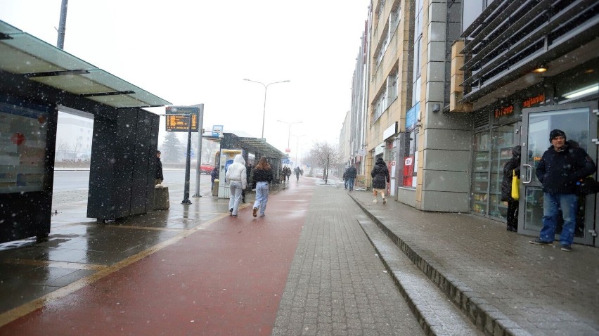 Intensywne opady śniegu w Kielcach. Komunikacyjny paraliż w centrum miasta