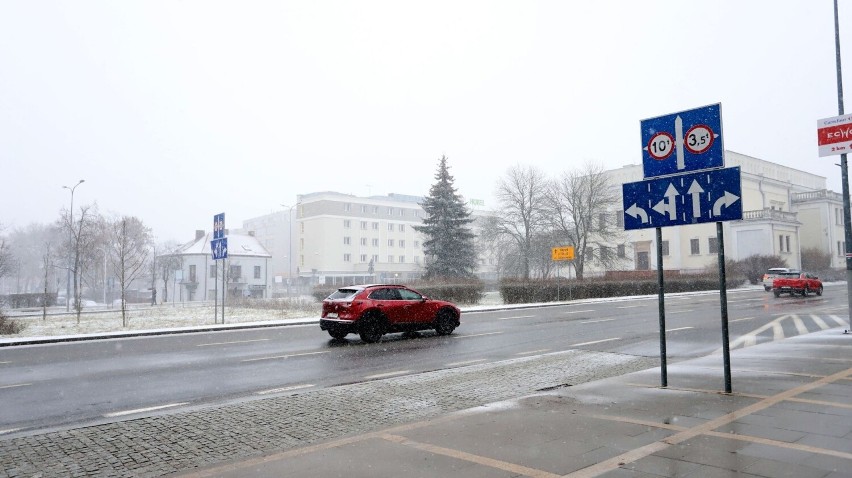 Intensywne opady śniegu w Kielcach. Komunikacyjny paraliż w centrum miasta