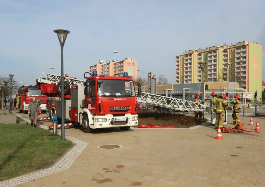 Ćwiczenia strażaków pod Galerią Słoneczną w Radomiu.