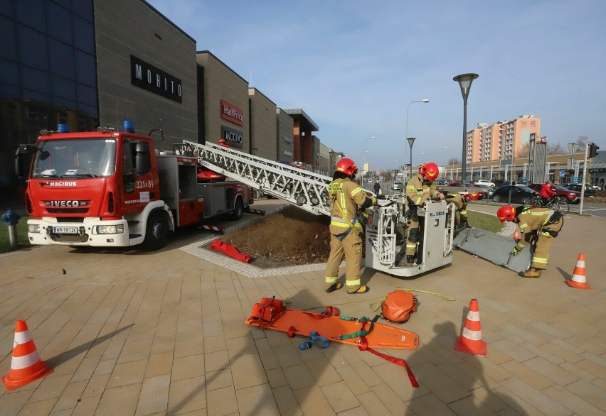 Strażacy pod Galerią Słoneczną w Radomiu. Druhowie ćwiczyli na wypadek zagrożenia pożarowego. Zobacz zdjęcia