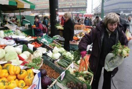 Teresa Moczała ze stoiska z warzywami w centrum Katowic.