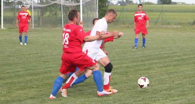 Na rewanżowy pojedynek barażowy z Kujawianką Strzelno piłkarze Orła Służewo (czerwone stroje) pojadą z niewielką, ale możliwą do utrzymania zaliczką.