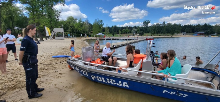 Jaworzniccy policjanci na terenie Ośrodka...