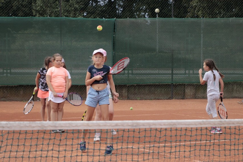 Spółdzielnia Mieszkaniowa Piast w Złotowie zorganizowala Akademię tenisa ziemnego dla dzieci na kortach przy Mickiewicza w Złotowie