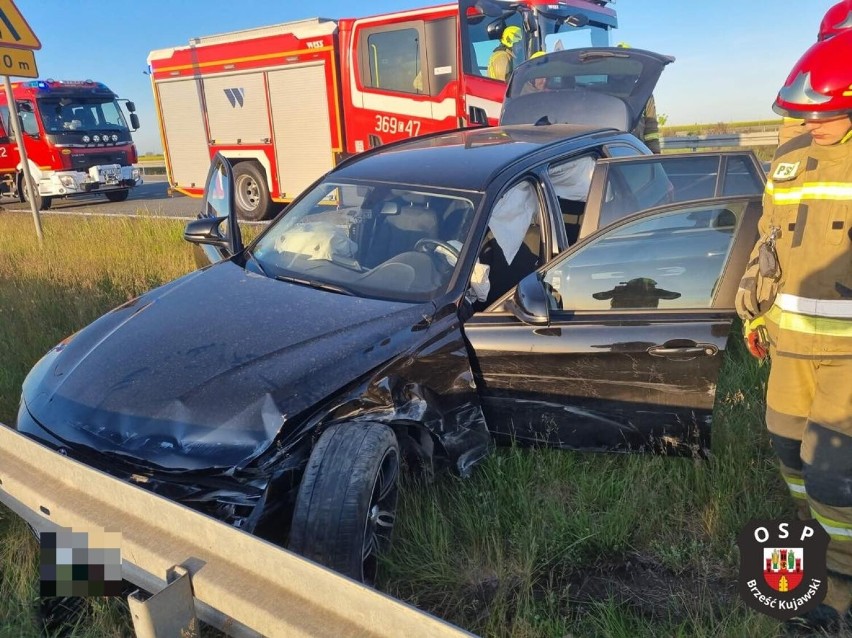 BMW uderzyło w bariery na autostradzie A1 pod Włocławkiem. 19-latek zasnął za kierownicą [zdjęcia]