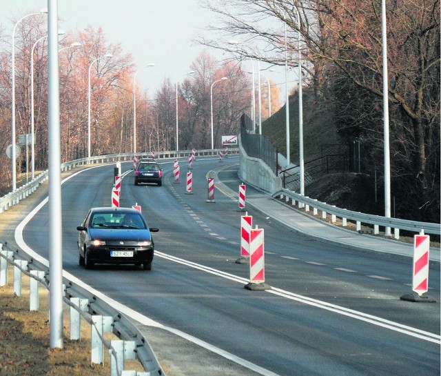 Latarnie przy obwodnicy stoją już od dawna, ale wciąż nie świecą.