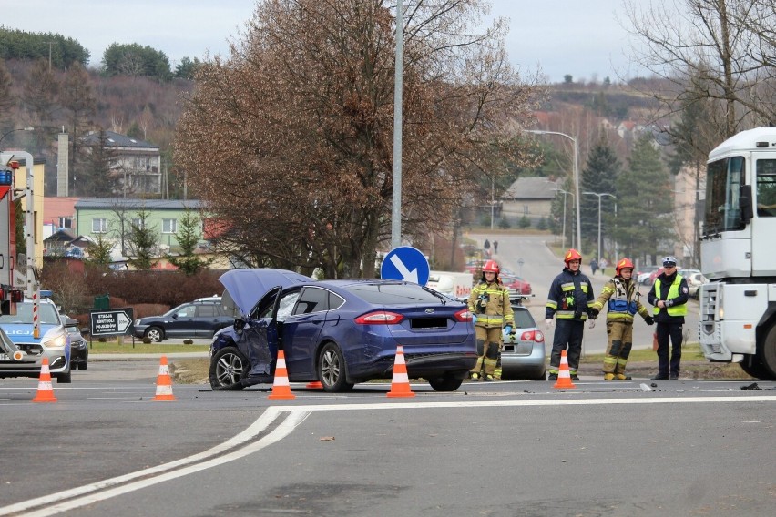 Wypadek dwóch samochodów osobowych na DK 94 w Olkuszu. Droga...