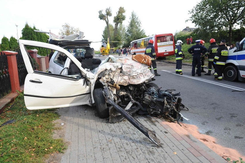 Groźny wypadek w Sztumie. Autobus szkolny zderzył się z osobówką [ZDJĘCIA]