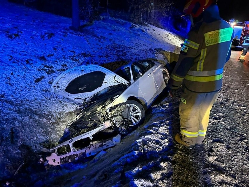 Wypadek z udziałem BMW w Załużu. Jedna osoba ranna [ZDJĘCIA]