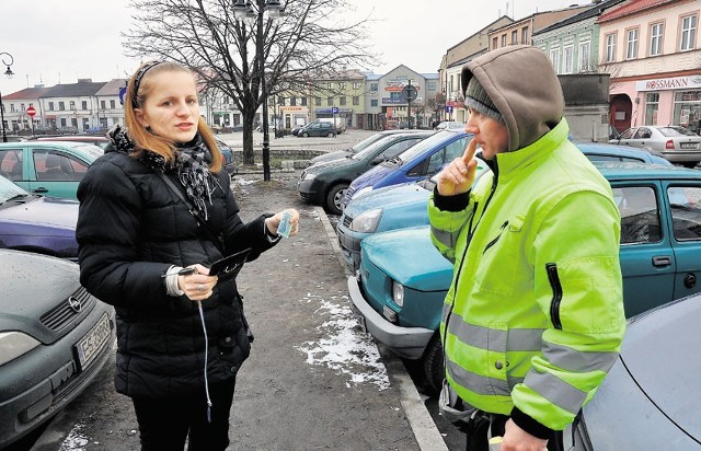 Pani Izabela z Łowicza mówi, że w jej mieście nie ma płatnych parkingów