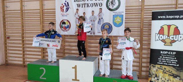 Zawodnicy Pleszewskiego Klubu Karate wrócili z Witkowa z 10 medalami. Podopieczni Bartłomieja Sołtysiaka zdobyli 4 złote, srebrny i 5 brązowych „krążków”