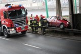 Polonez wypadł z jezdni i uderzył w wiadukt na Hetmańskiej [zdjęcia]