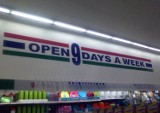 "Otwarte 9 dni w tygodniu", czyli najśmieszniejsze absurdy z supermarketów [GALERIA]
