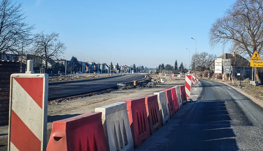 Leszno. Kładą asfalt na rondzie przy Wolińskiej. Czy trwający pół roku remont wreszcie się skończy?