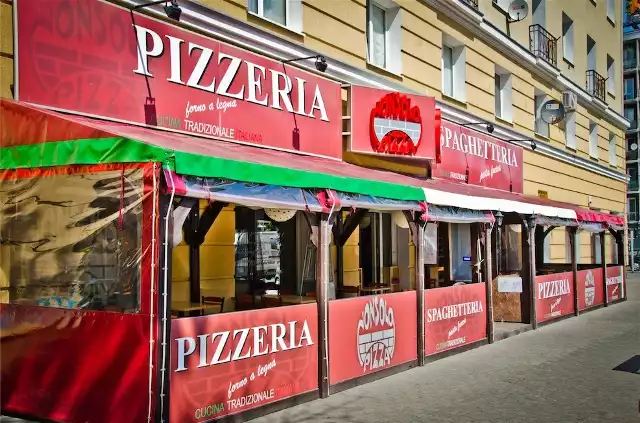 ul. Grójecka 28/30

Pizza na kruchym spodzie wypiekana w tradycyjnym piecu opalanym drewnem i oryginalne włoskie dodatki to wizytówka popularnej pizzerii i spaghetterii  na Ochocie. W Nonsolo o wyboru jest ponad 40 rodzajów pizzy. Klasyczna Margeritta kosztuje 18 zł, za pizzę z mozzarellą, szynką i krewetkami zapłacimy 25 zł, a za swojską pizzę z kiełbasą, boczkiem, cebulą i pieczarkami - 29 zł. W Nonsolo warto spróbować także past własnej produkcji i sałatek ze świeżych warzyw.