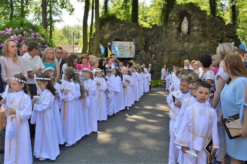 I Komunia Święta w Parafii św. Stanisława Kostki "U Oblat" w Lublińcu. Przyjęło ją 61 dzieci [ZDJĘCIA]